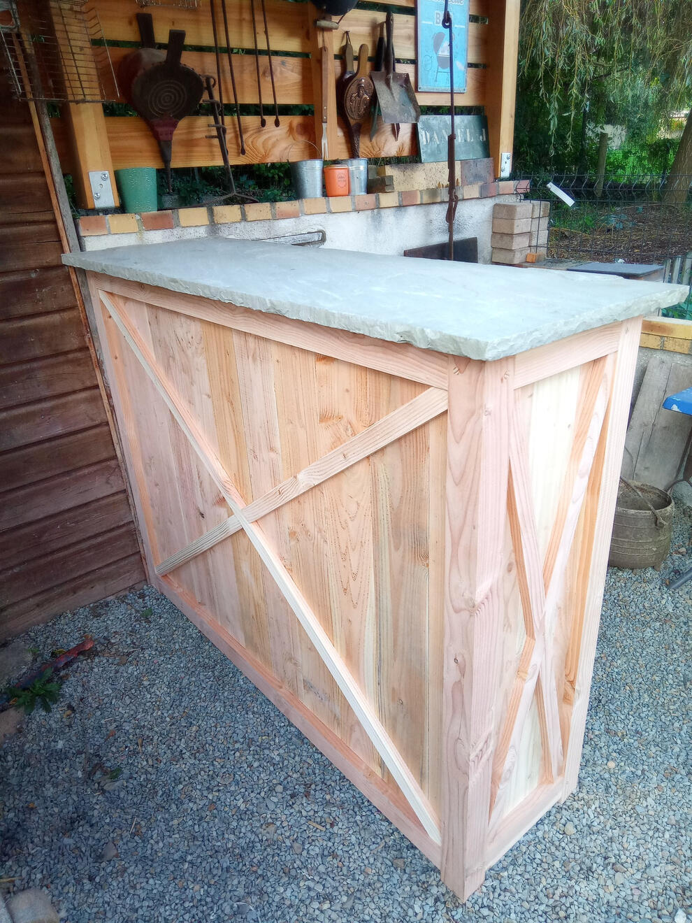 Bar cuisine extérieur en douglas, plan de travail en pierre - Mouazé