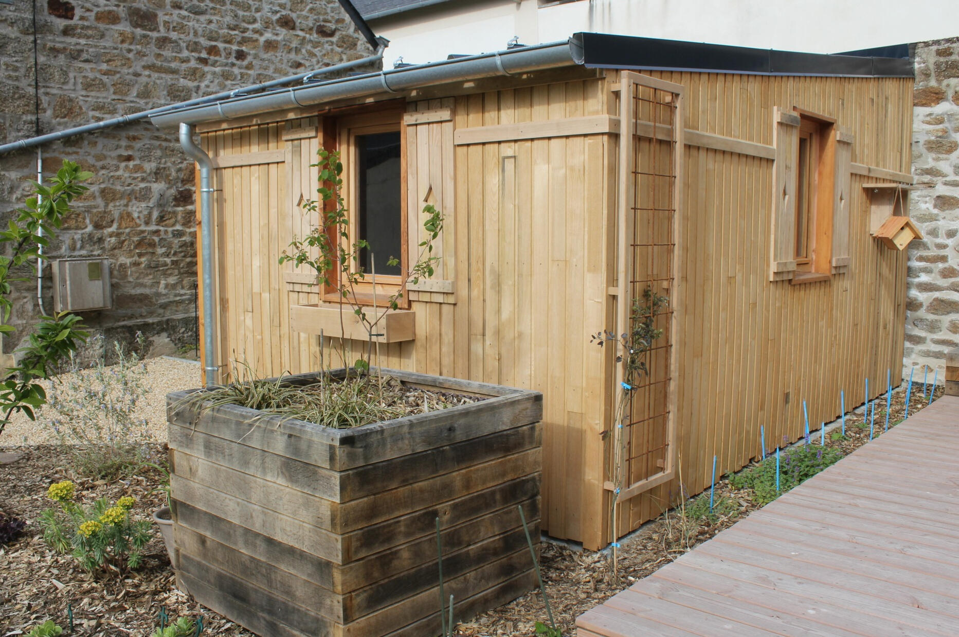 Habillage cabane en parpaing avec bardage châtaignier + décoration
