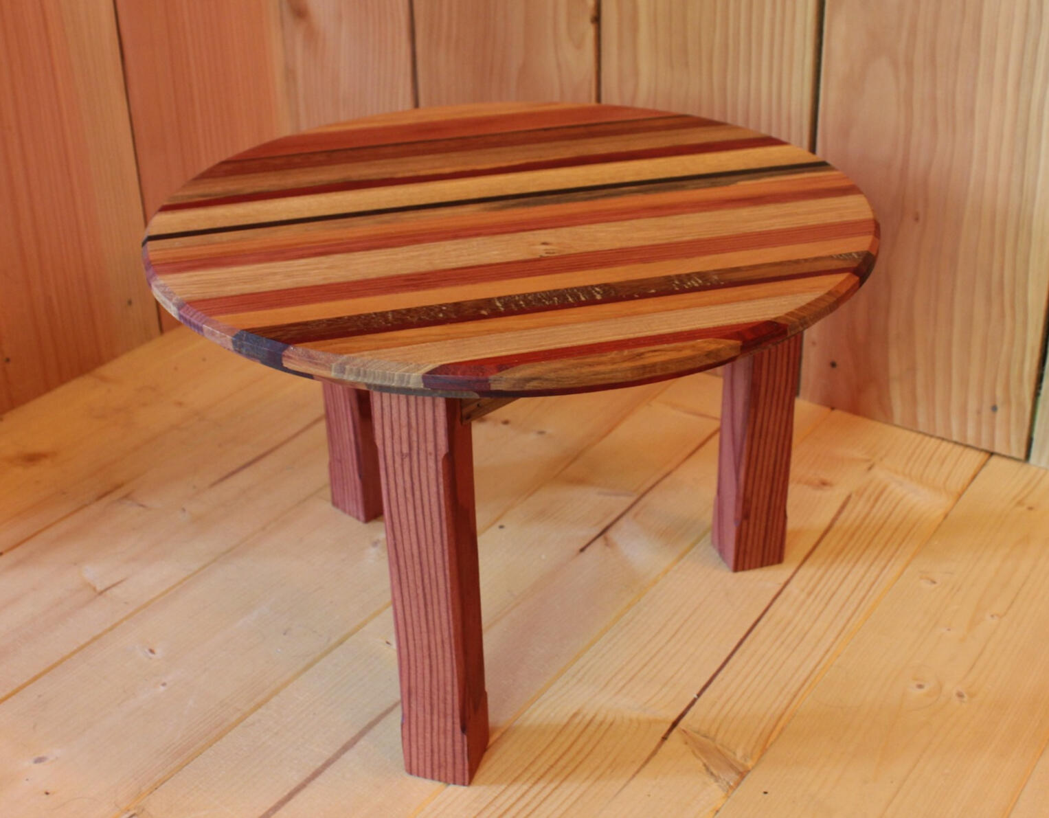 Petite table, divers bois